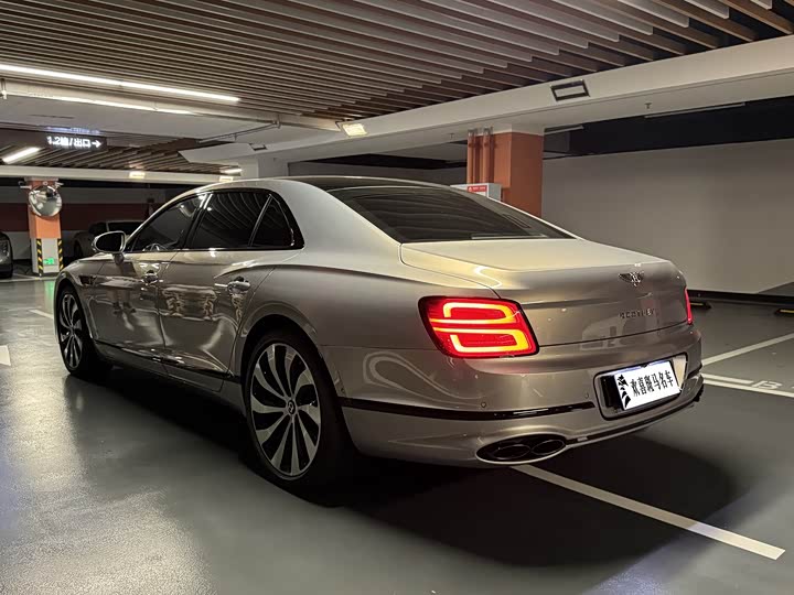 Bentley Flying Spur, 2023 — фото 3 из 9