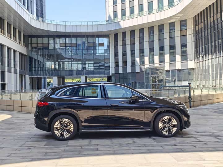 Mercedes-Benz EQE SUV, 2025 — фото 5 из 9