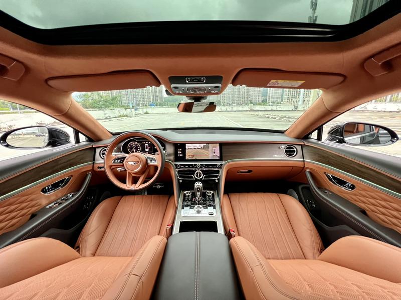 Bentley Flying Spur, 2024 — фото 8 из 12