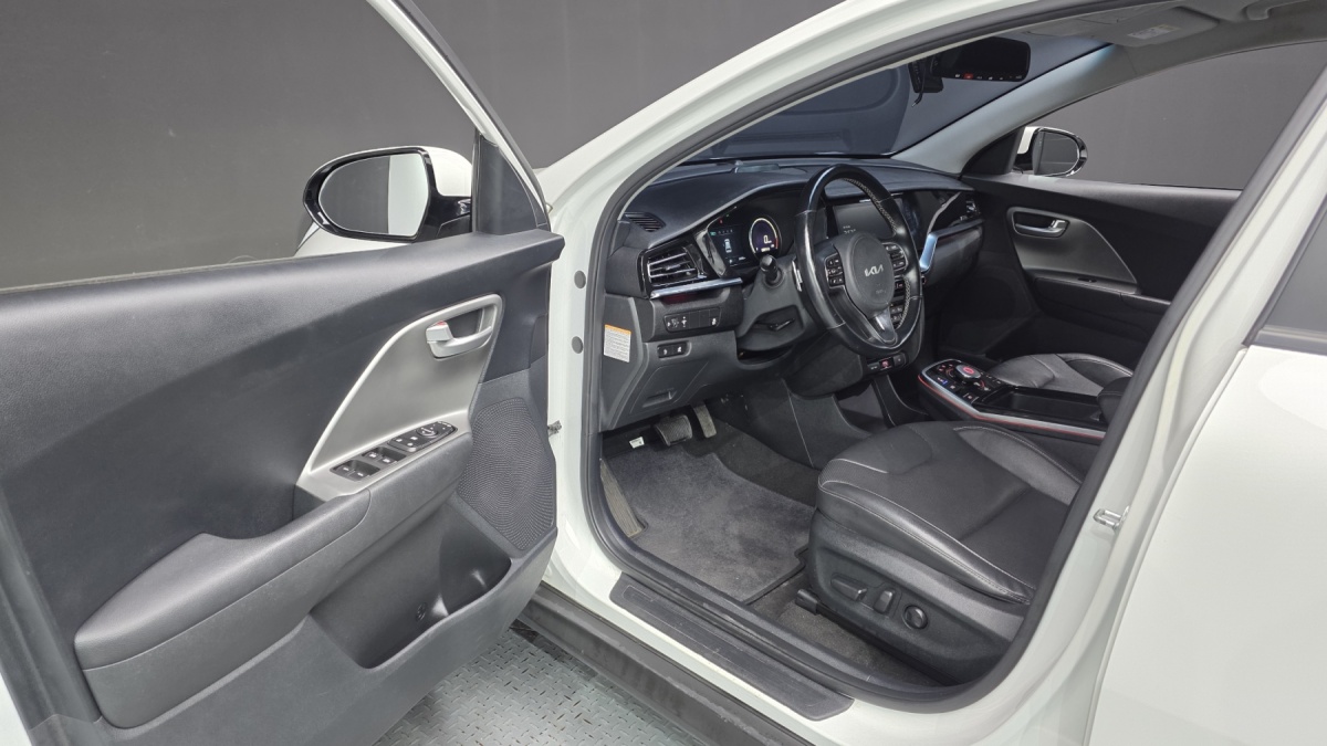 Kia Niro, 2023 — фото 9 из 12