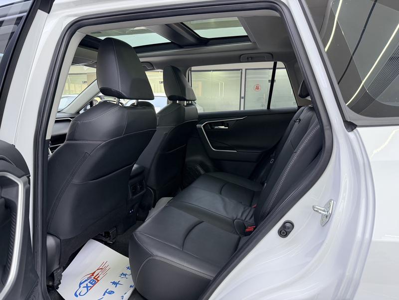 Toyota RAV4, 2023 — фото 10 из 11