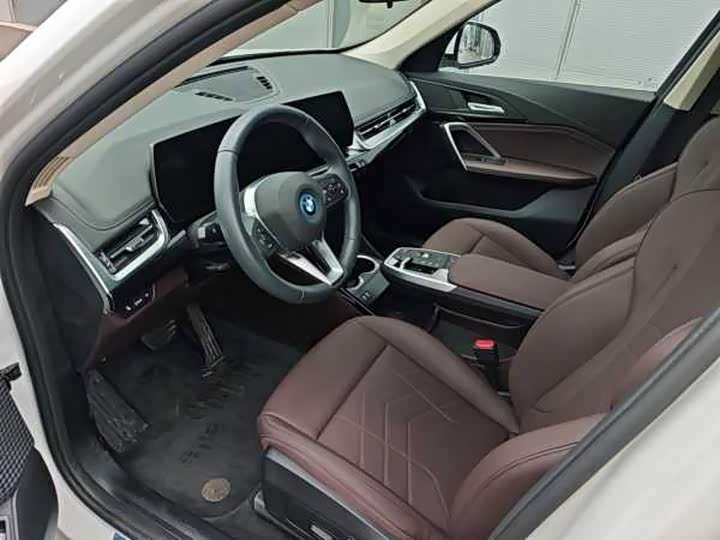 BMW iX1, 2025 — фото 7 из 9