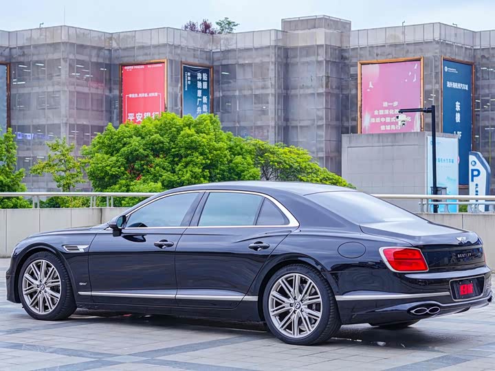 Bentley Flying Spur Hybrid, 2023 — фото 6 из 9