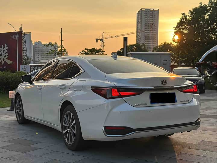 Lexus ES, 2022 — фото 4 из 9