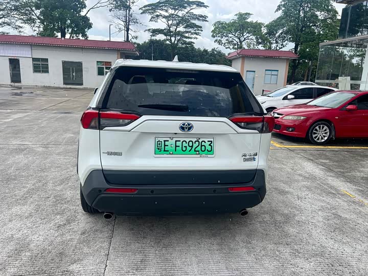 Toyota RAV4 Hybrid, 2022 — фото 8 из 9