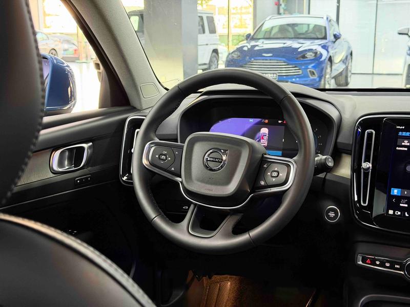 Volvo XC40, 2023 — фото 10 из 12