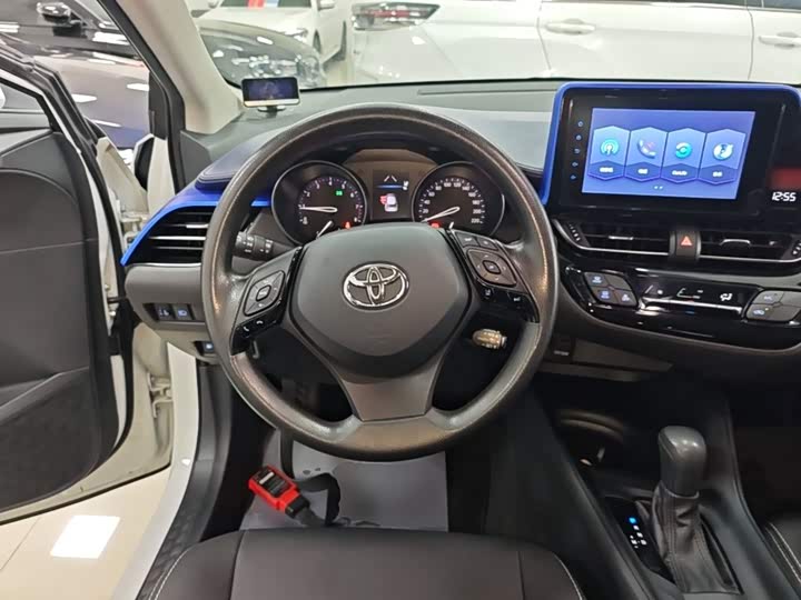 Toyota C-HR, 2022 — фото 7 из 9