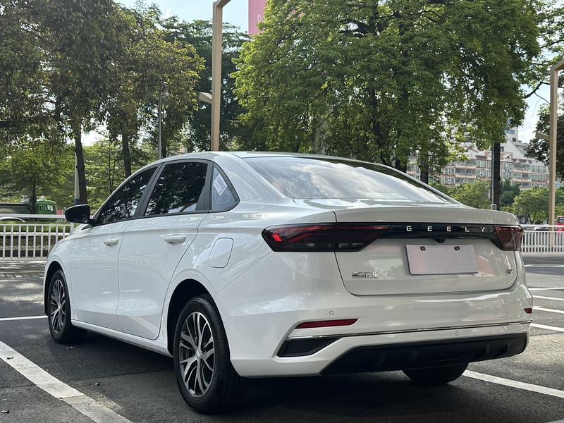 Geely Emgrand, 2025 — фото 4 из 12