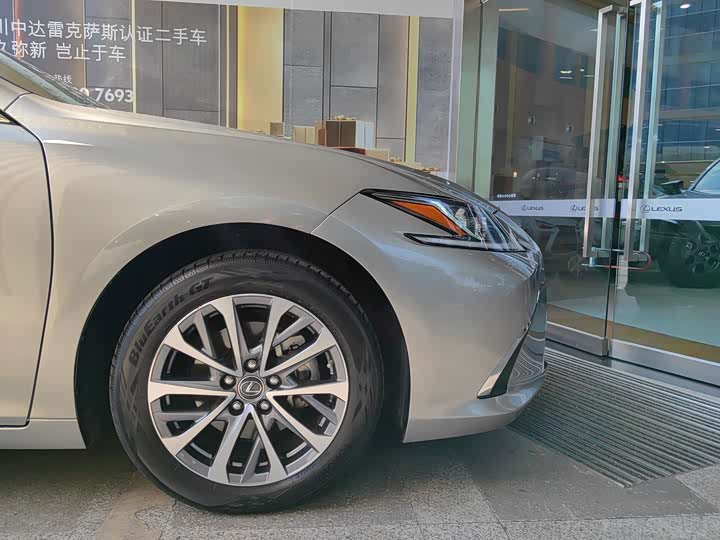 Lexus ES, 2022 — фото 7 из 7