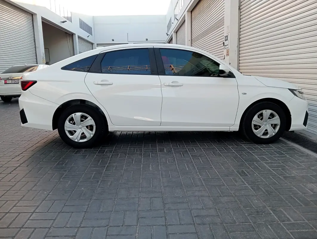 Toyota Yaris, 2023 — фото 5 из 10