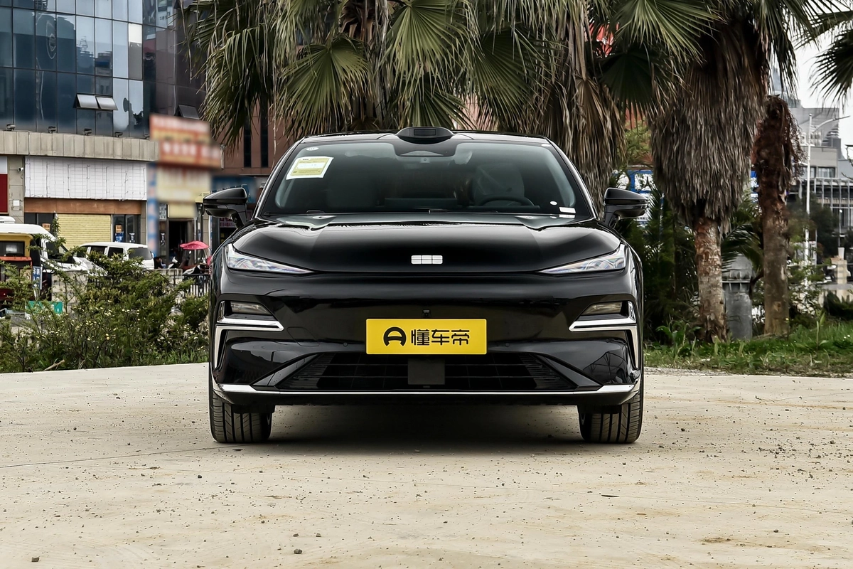 Geely Galaxy E8, 2026 — фото 2 из 12