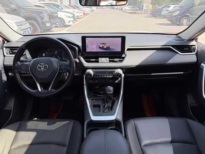 Toyota RAV4, 2023 — фото 8 из 9