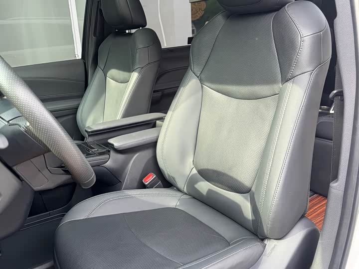 Toyota Sienna, 2023 — фото 7 из 9