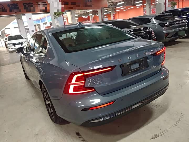 Volvo S60, 2023 — фото 5 из 9