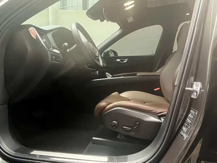 Volvo XC60, 2022 — фото 9 из 9