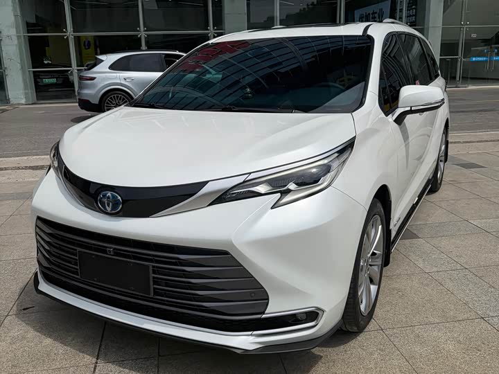 Toyota Sienna, 2024 — фото 2 из 9