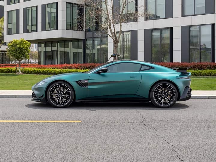 Aston Martin V8 Vantage, 2022 — фото 7 из 9