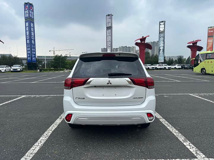 Mitsubishi Outlander, 2022 — фото 7 из 9