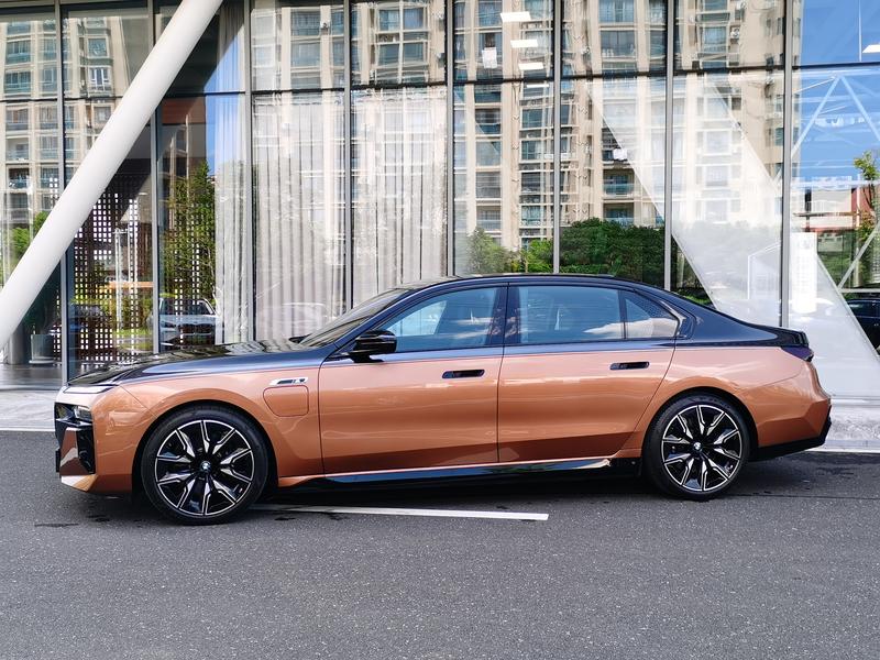 BMW i7, 2024 — фото 4 из 12