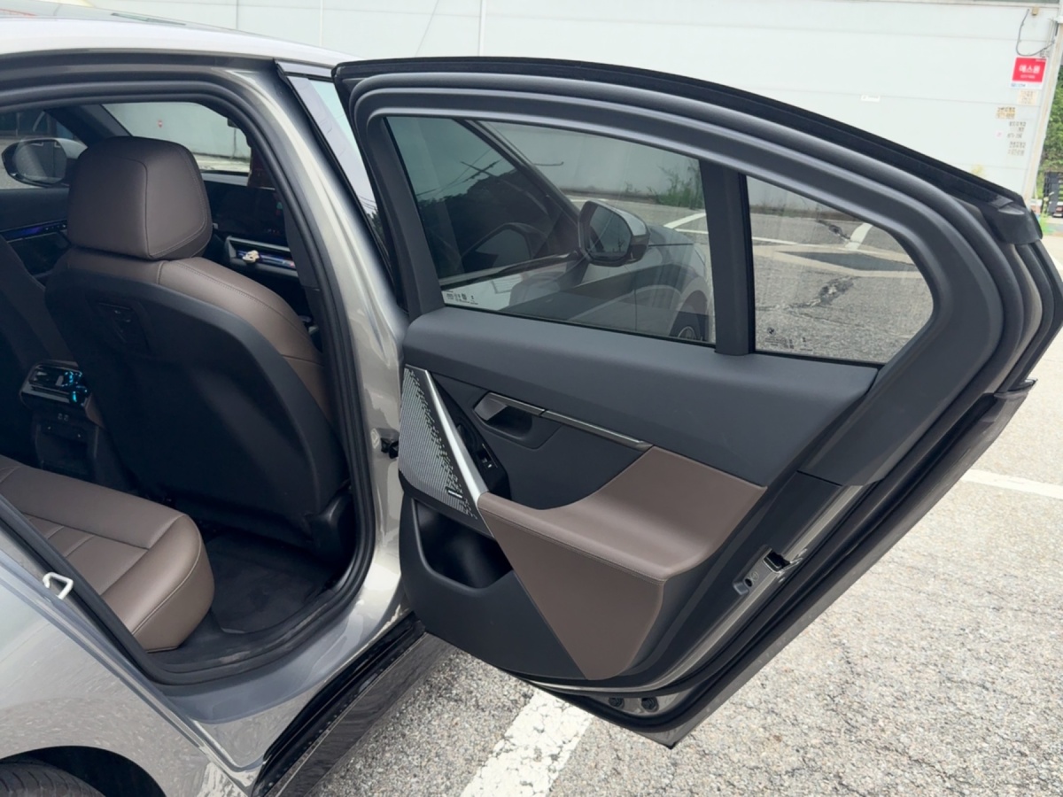 BMW 5 Series, 2025 — фото 9 из 12