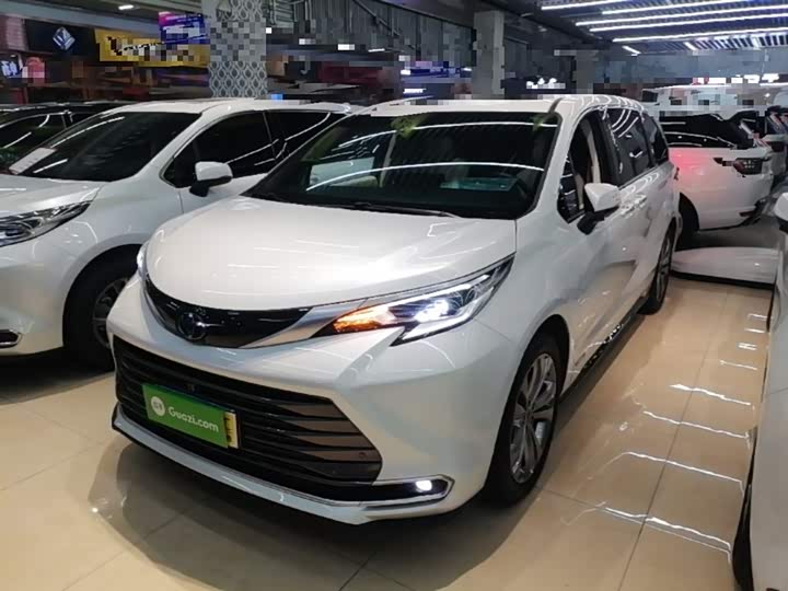Toyota Sienna, 2023 — фото 2 из 9