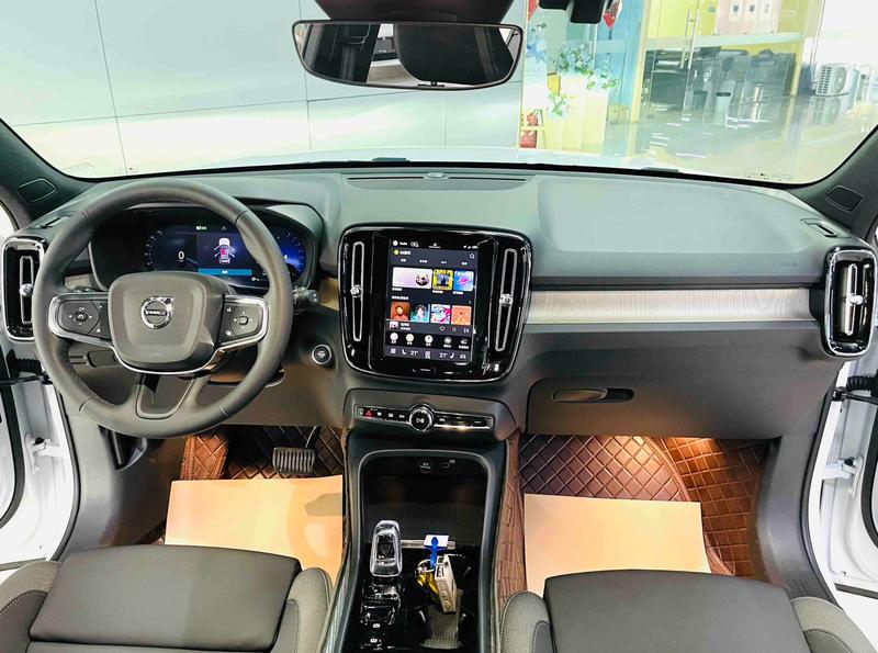 Volvo XC40, 2023 — фото 6 из 11