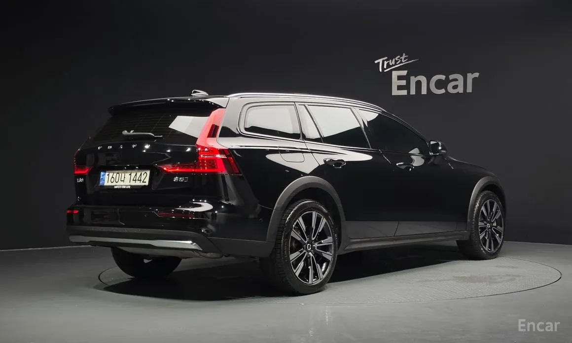 Volvo V60, 2022 — фото 2 из 12