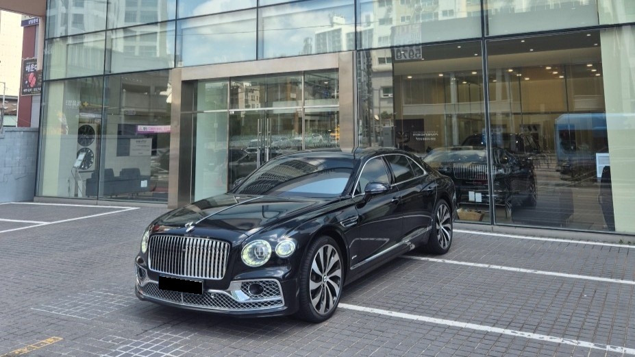 Bentley Flying Spur, 2023 — фото 2 из 12