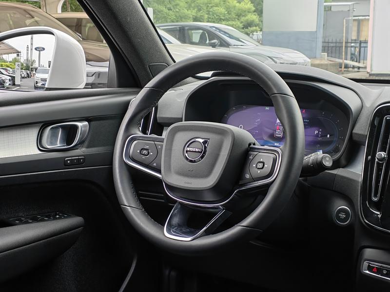 Volvo XC40, 2023 — фото 4 из 8