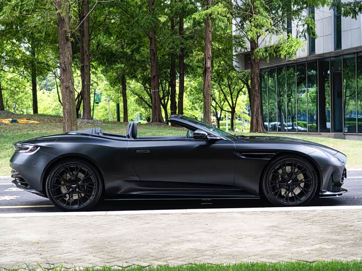Aston Martin DB12, 2025 — фото 5 из 9