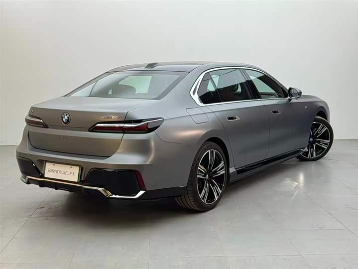 BMW i7, 2025 — фото 3 из 9