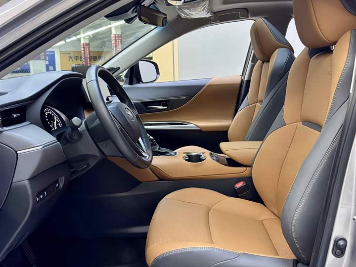 Toyota Venza, 2022 — фото 8 из 9