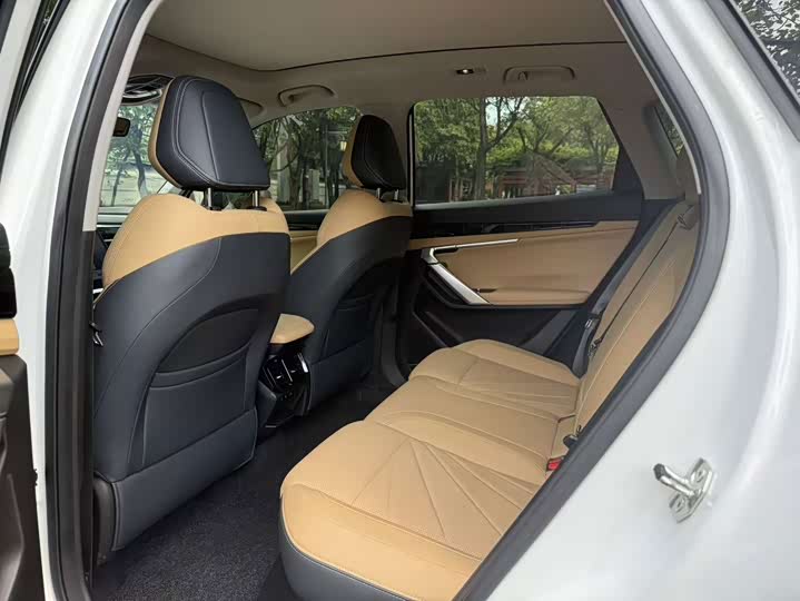 Geely Atlas L, 2023 — фото 7 из 9