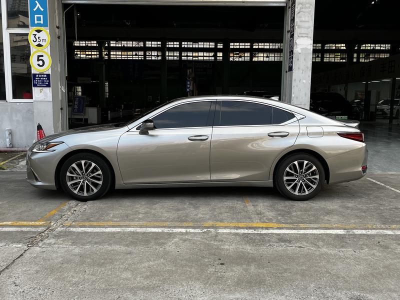 Lexus ES, 2023 — фото 4 из 12