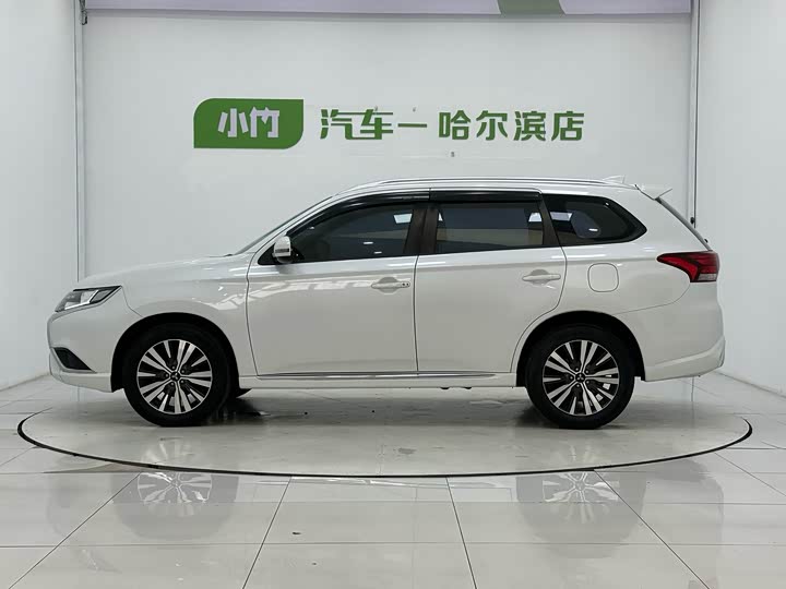 Mitsubishi Outlander, 2023 — фото 5 из 9