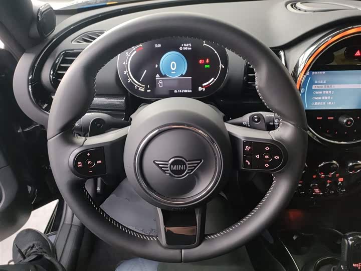 Mini Clubman, 2023 — фото 7 из 9