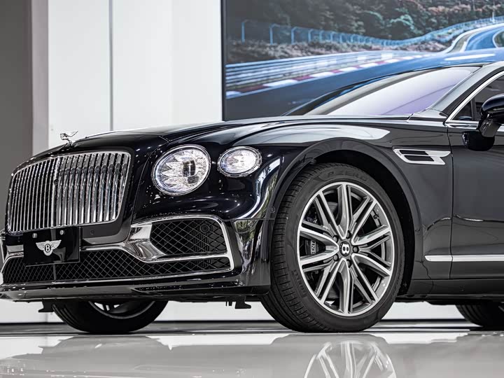 Bentley Flying Spur, 2023 — фото 6 из 9