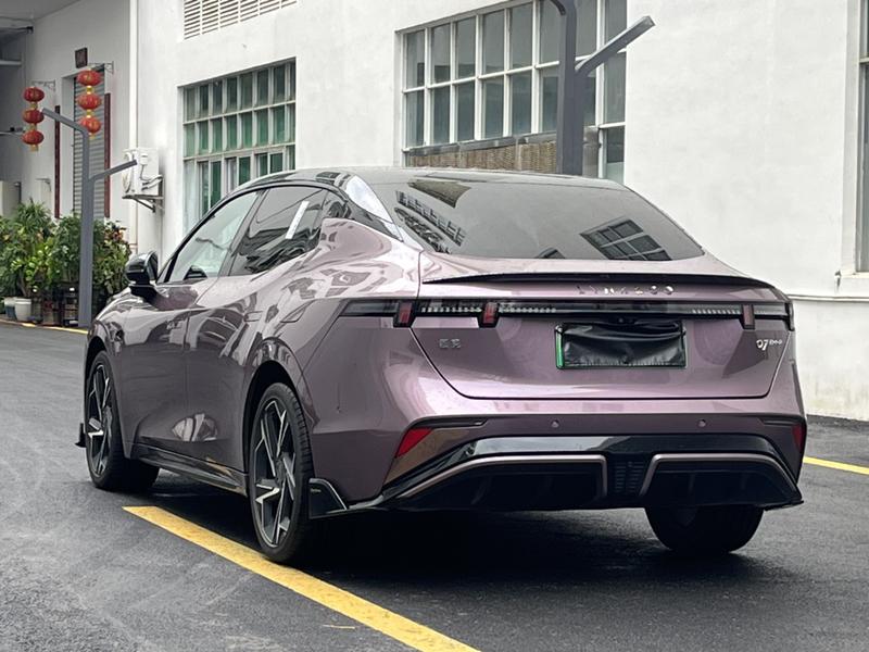 Lynk & Co 07 EM-P Hybrid, 2025 — фото 4 из 12