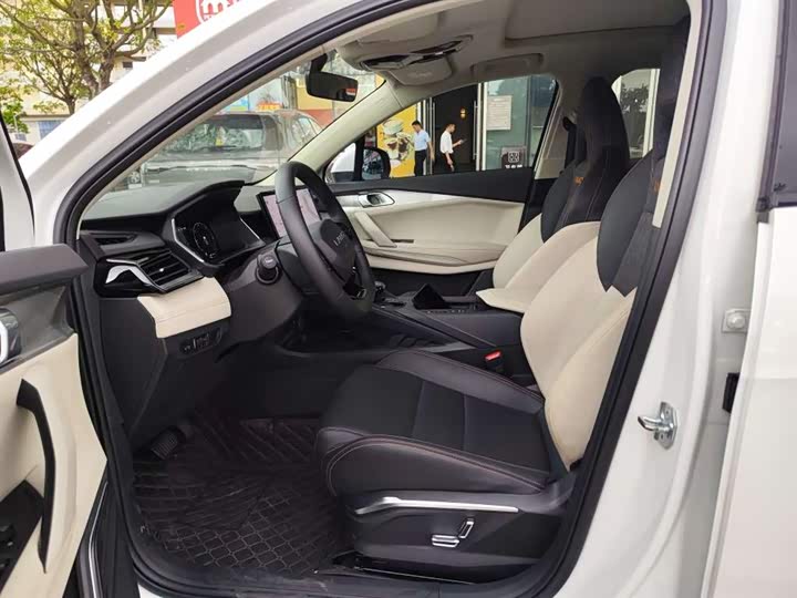 Lynk & Co 06 EM-P Hybrid, 2023 — фото 3 из 9