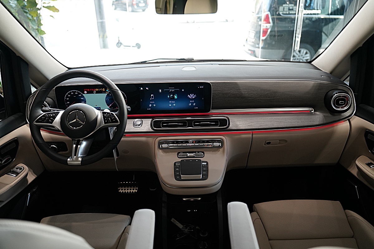 Mercedes-Benz V-Class, 2024 — фото 12 из 12