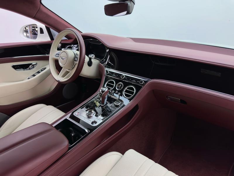 Bentley Continental GT, 2024 — фото 8 из 12