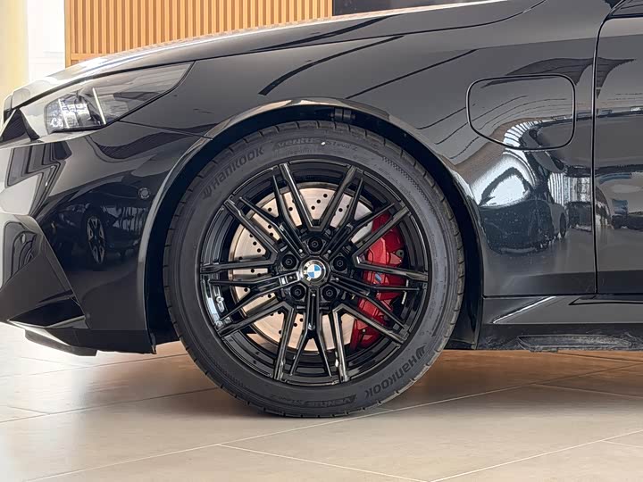 BMW M5 Hybrid, 2025 — фото 4 из 9