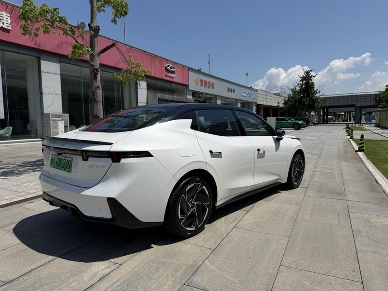 Lynk & Co 07 EM-P Hybrid, 2026 — фото 5 из 10