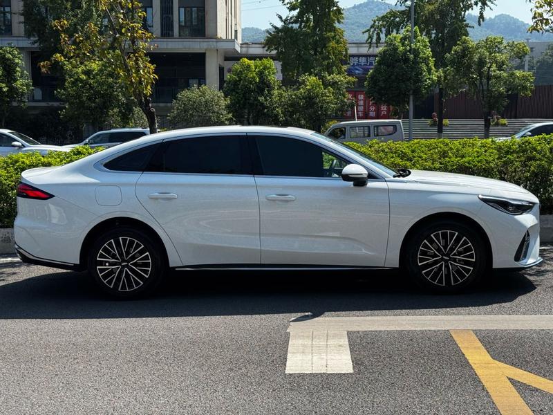 Geely Emgrand, 2025 — фото 5 из 12