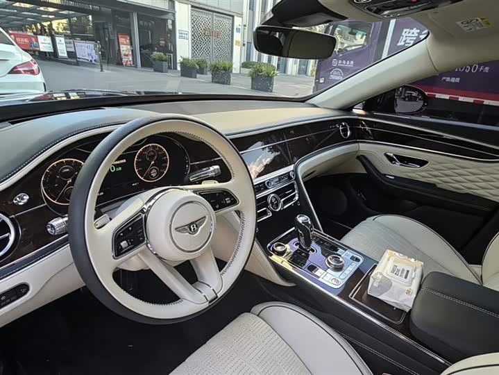 Bentley Flying Spur Hybrid, 2022 — фото 4 из 7