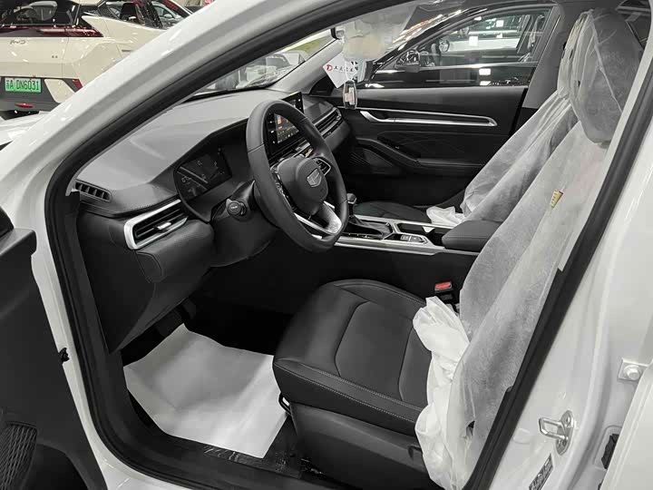 Geely Emgrand, 2025 — фото 7 из 9