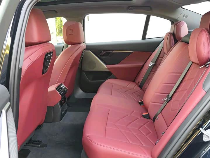 BMW i5, 2025 — фото 7 из 9