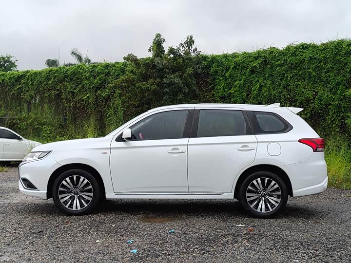Mitsubishi Outlander, 2021 — фото 4 из 9