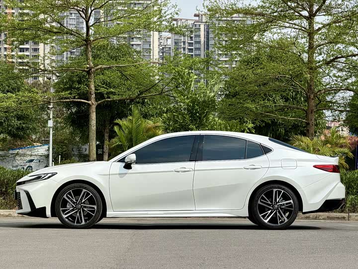 Toyota Camry, 2025 — фото 4 из 9
