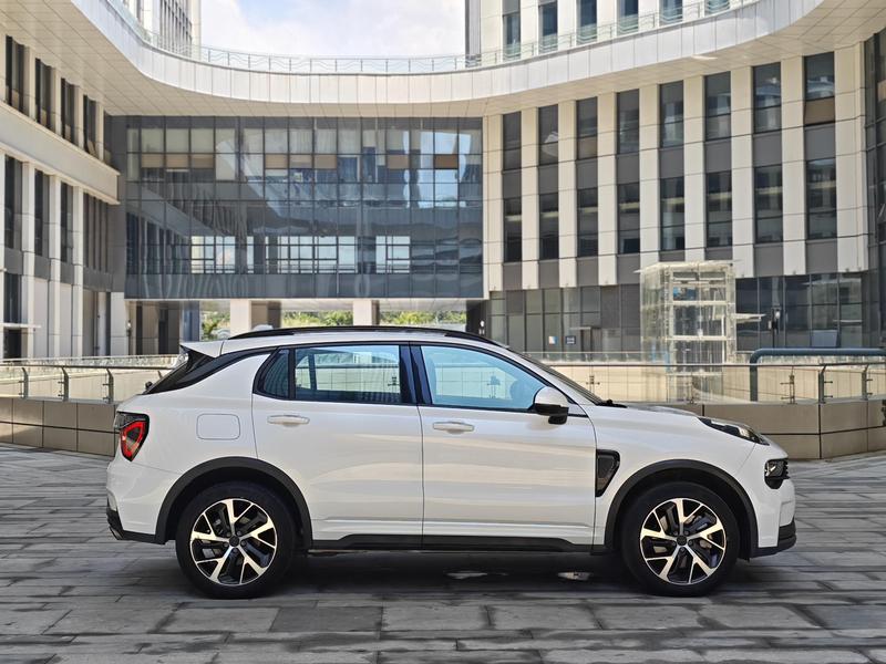 Lynk & Co 01 EM-P Hybrid, 2023 — фото 8 из 12